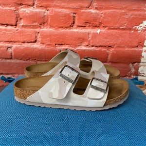 Birkenstock Arizona in Desert Sand Camo, size 39/ US 8